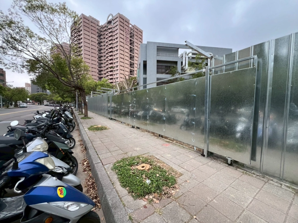 甲種圍籬+警示燈