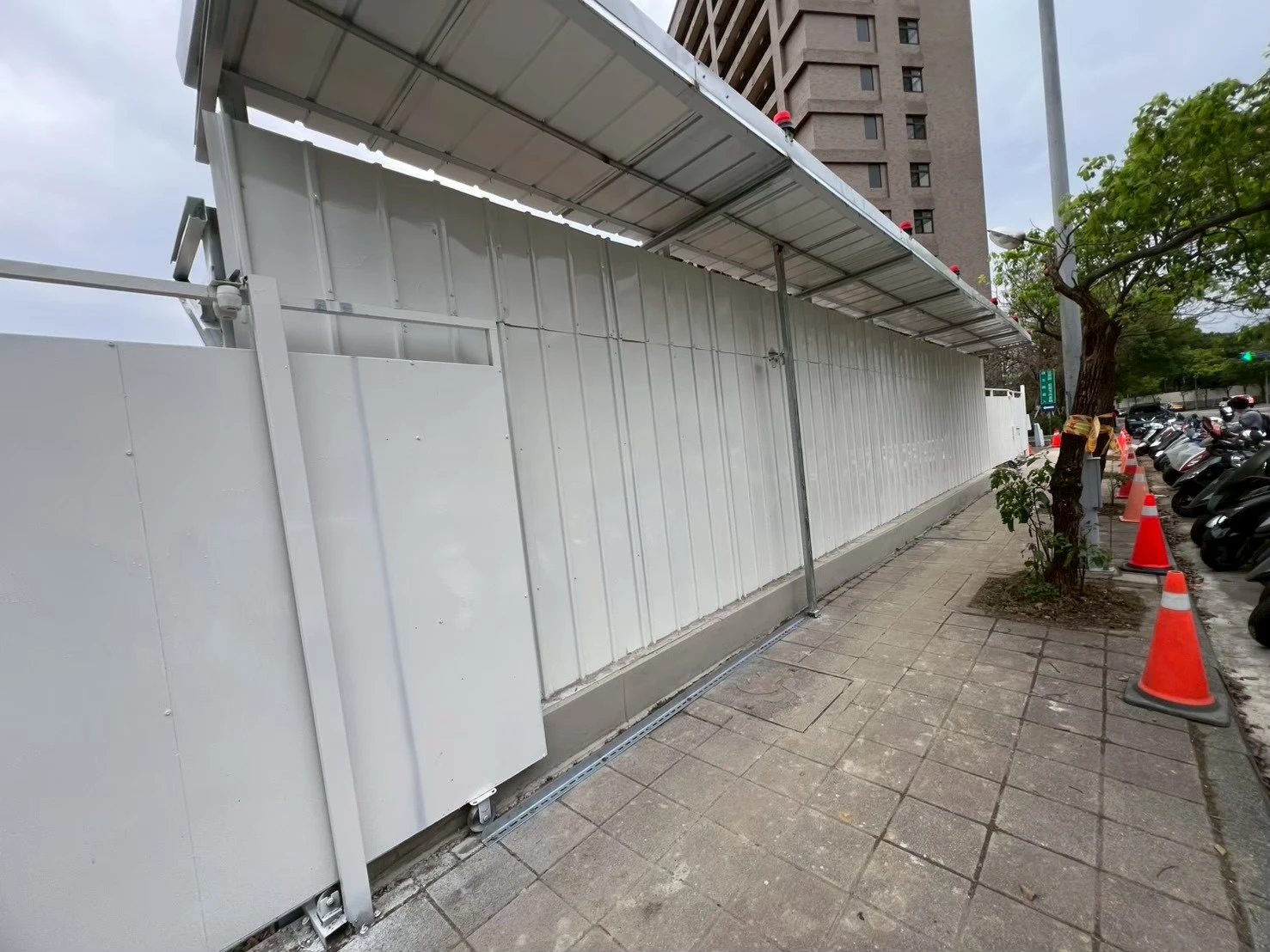 甲種圍籬+警示燈