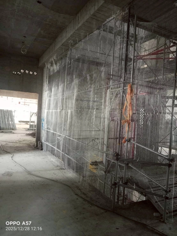 施工電梯待機平台，防穿刺護欄、乙圍，施工電梯周邊防護網