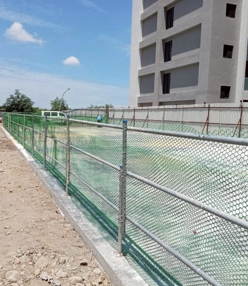 安全欄杆+踢腳板+圍網施作、開挖原土護欄