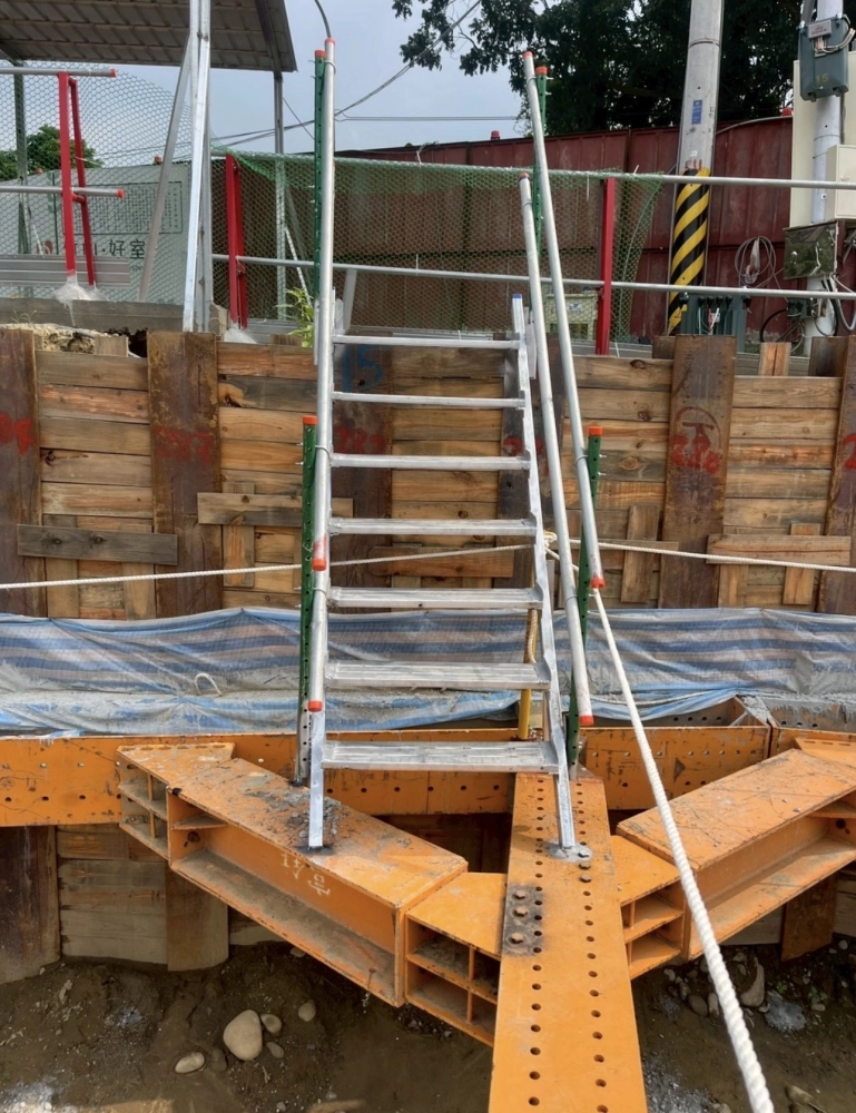 上下設備、爬梯護蘢