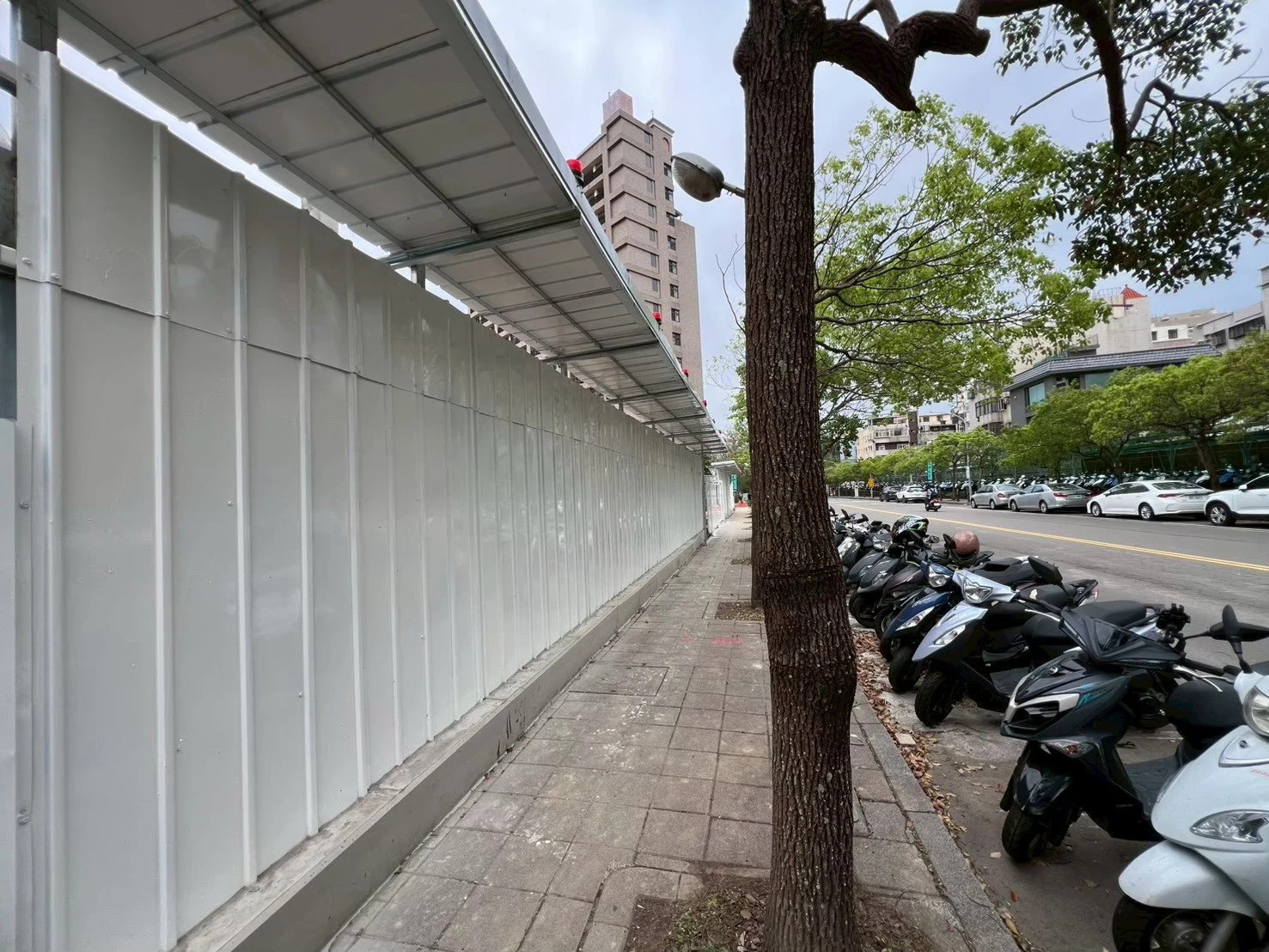 甲種圍籬+警示燈