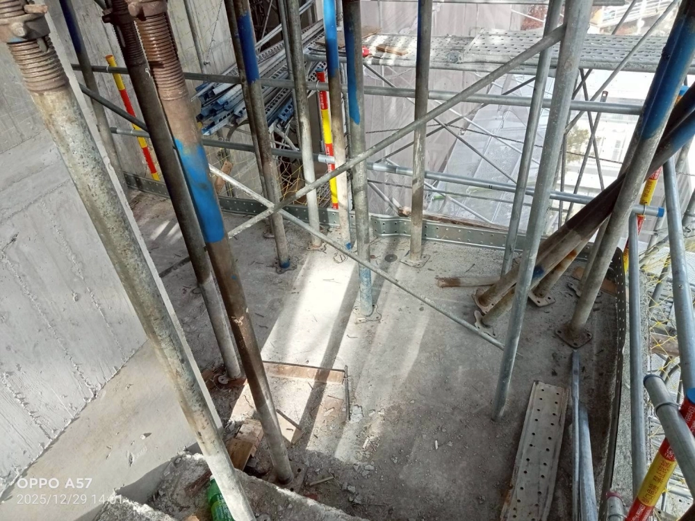 安全欄杆+踢腳板+圍網施作、開挖原土護欄