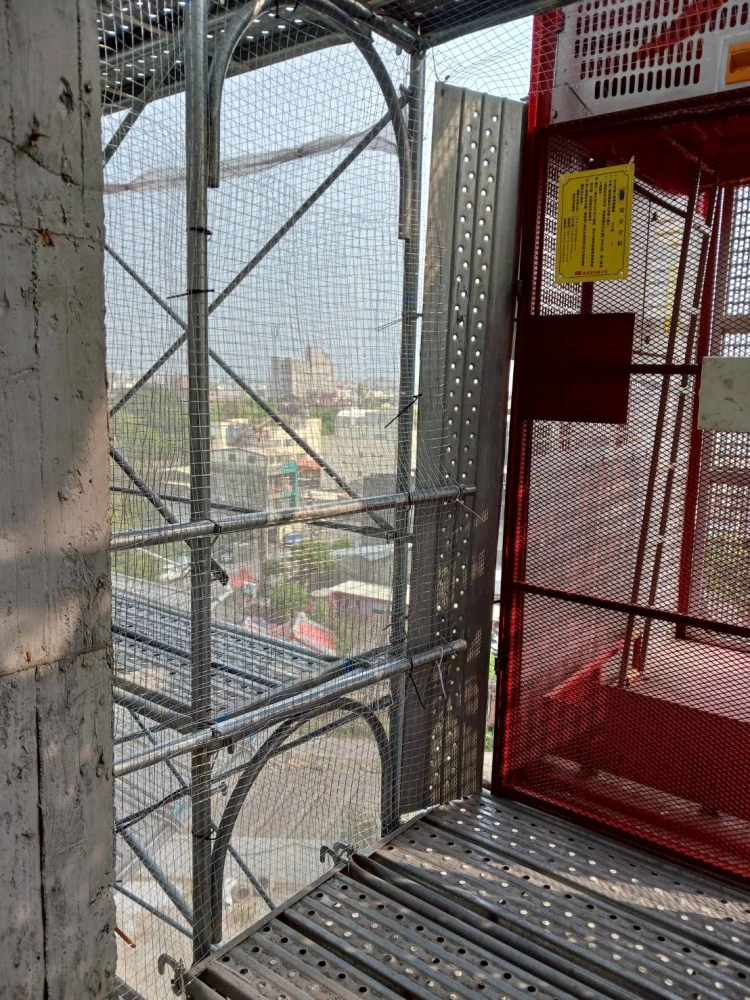 施工電梯待機平台，防穿刺護欄、乙圍，施工電梯周邊防護網