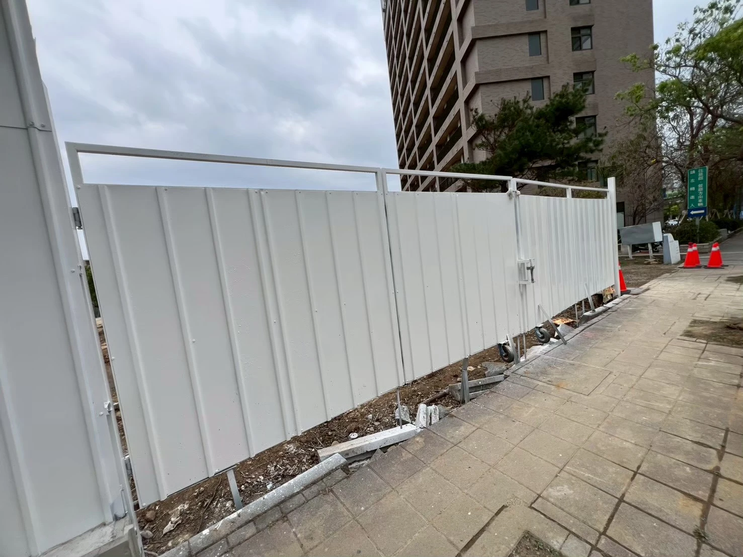 甲種圍籬+警示燈