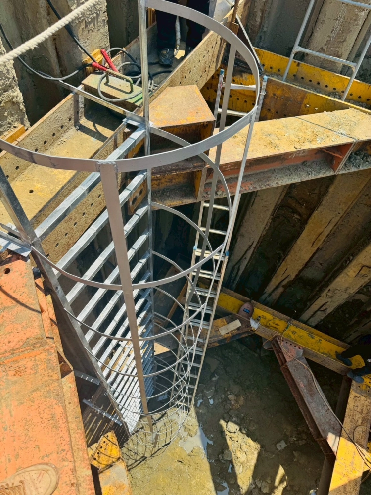 上下設備、爬梯護蘢