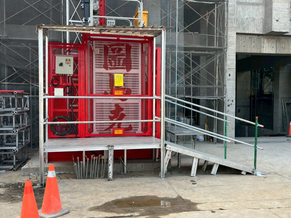 施工電梯待機平台，防穿刺護欄、乙圍，施工電梯周邊防護網