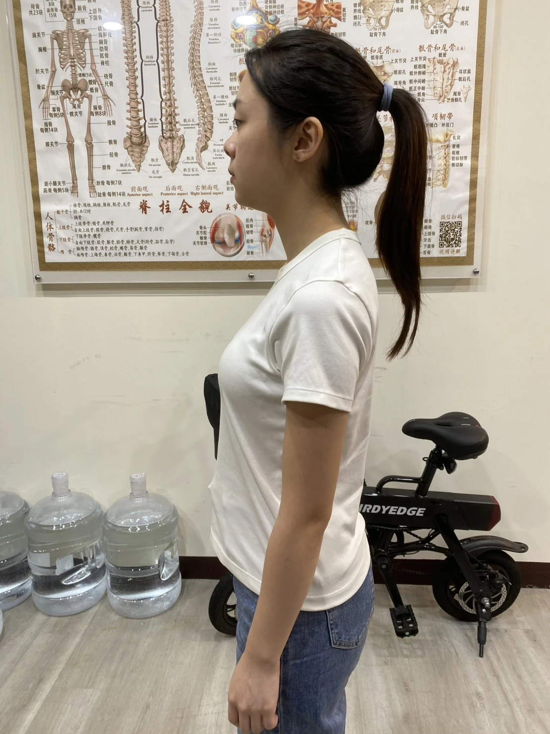因長期做辦公室看電腦螢幕，頸椎前傾