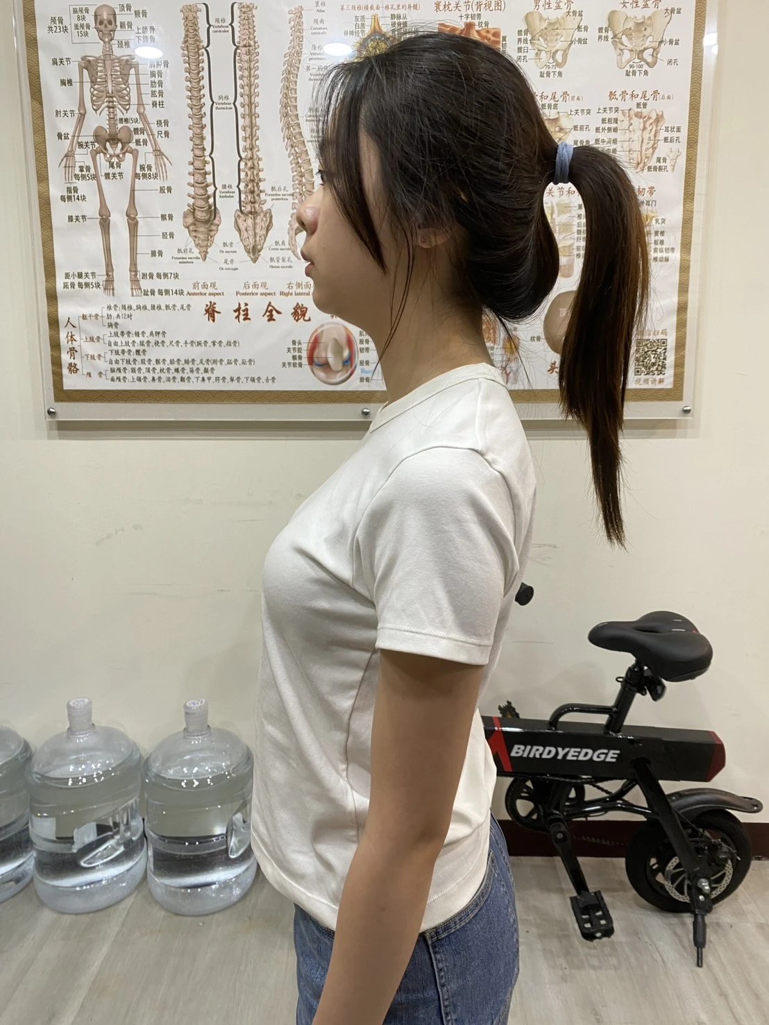 因長期做辦公室看電腦螢幕，頸椎前傾