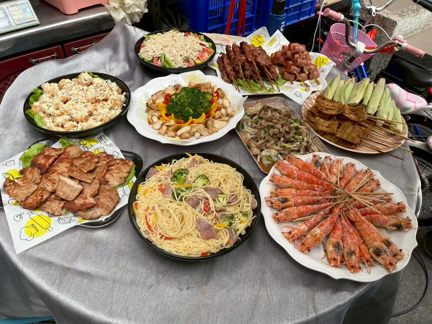 20250720抓周家庭聚餐。烹調好一次上菜！真的是擺宴～超級豐盛