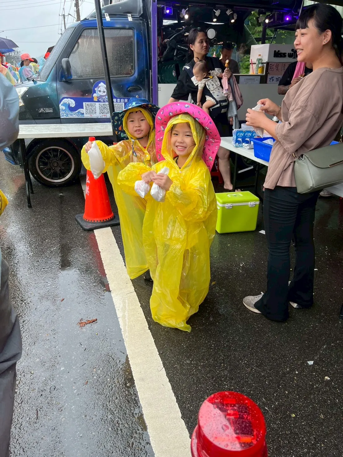 2025跟隨著白沙屯媽祖，發放福食給香燈腳