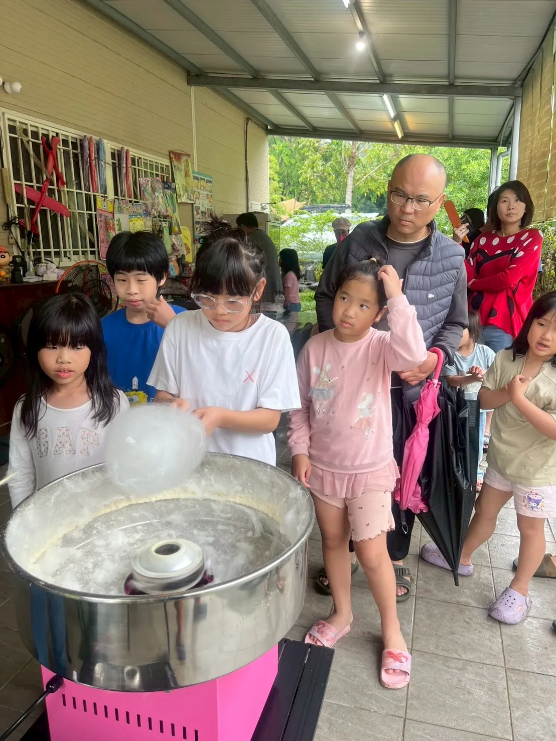 餐風露宿星願村！這是一場很特別的露營場！整條路上擺滿了玲琅滿目的古煤燈！真讓人大開眼界呀～