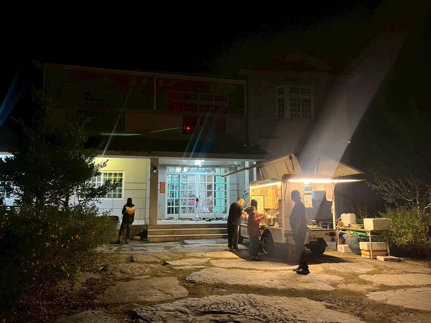 埔里的山中神仙民宿～正對面還看得到有人搭帳篷露營，裡面佔地超寬大～活動、聚餐超方便