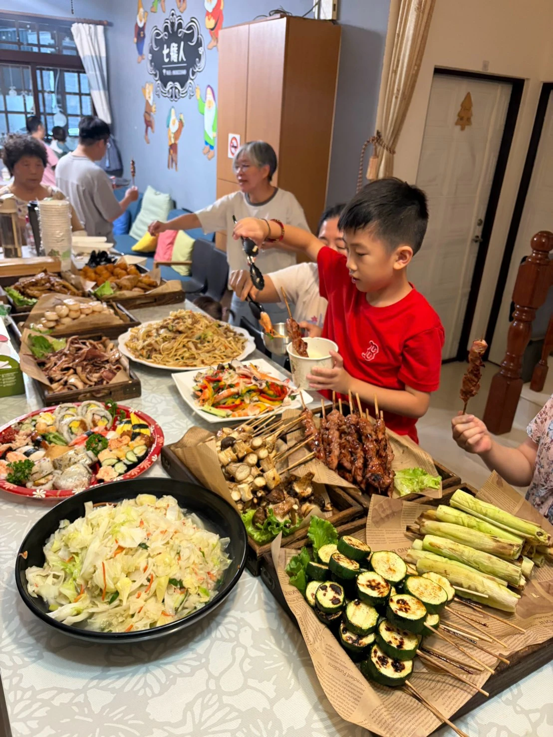 從各地齊聚中部，為長輩慶祝生日。難得一家人團聚，不只是為壽星獻上祝福，也留下了一段溫馨又珍貴的回憶