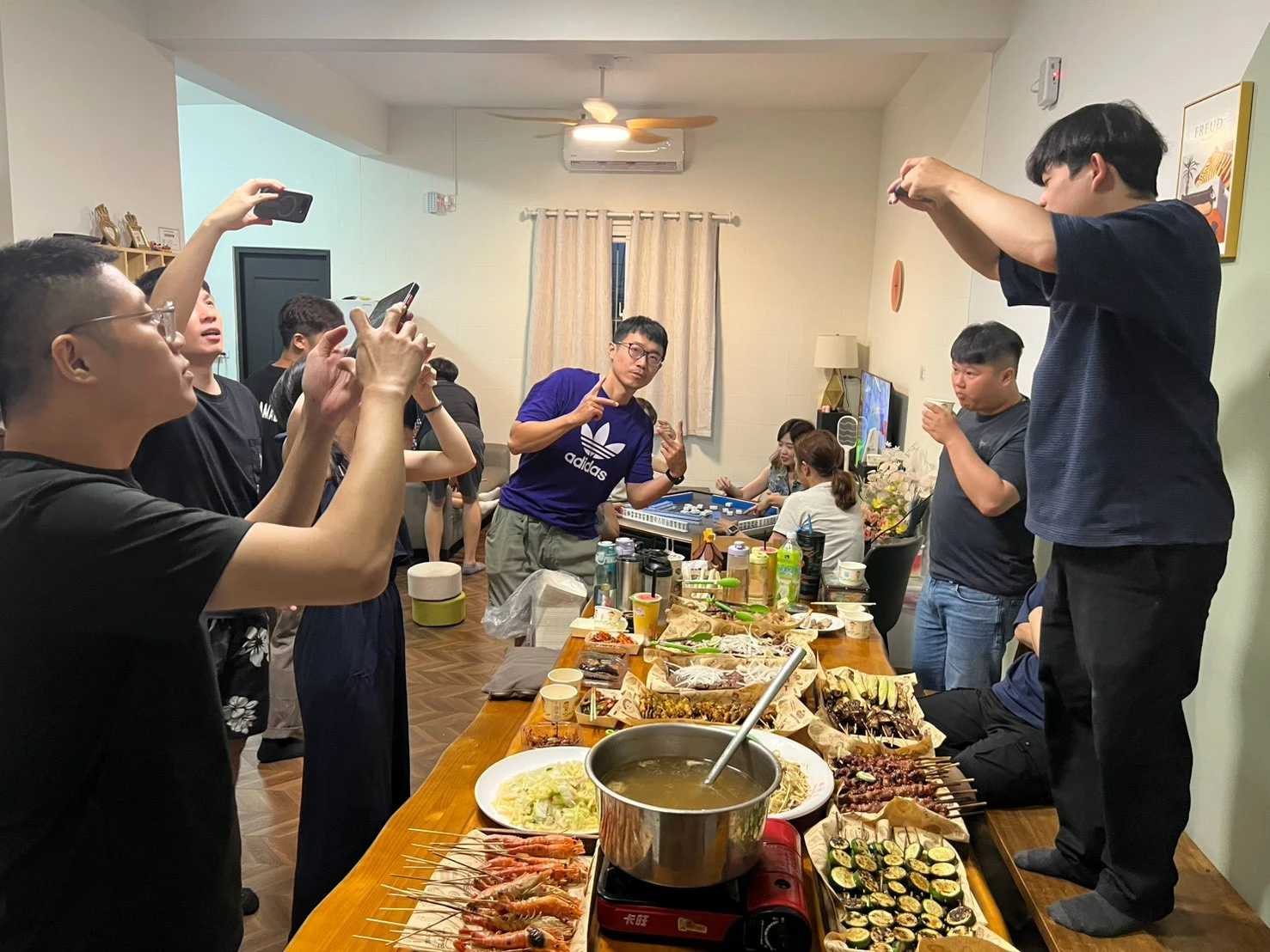 湖心庭～美食當前手機先吃