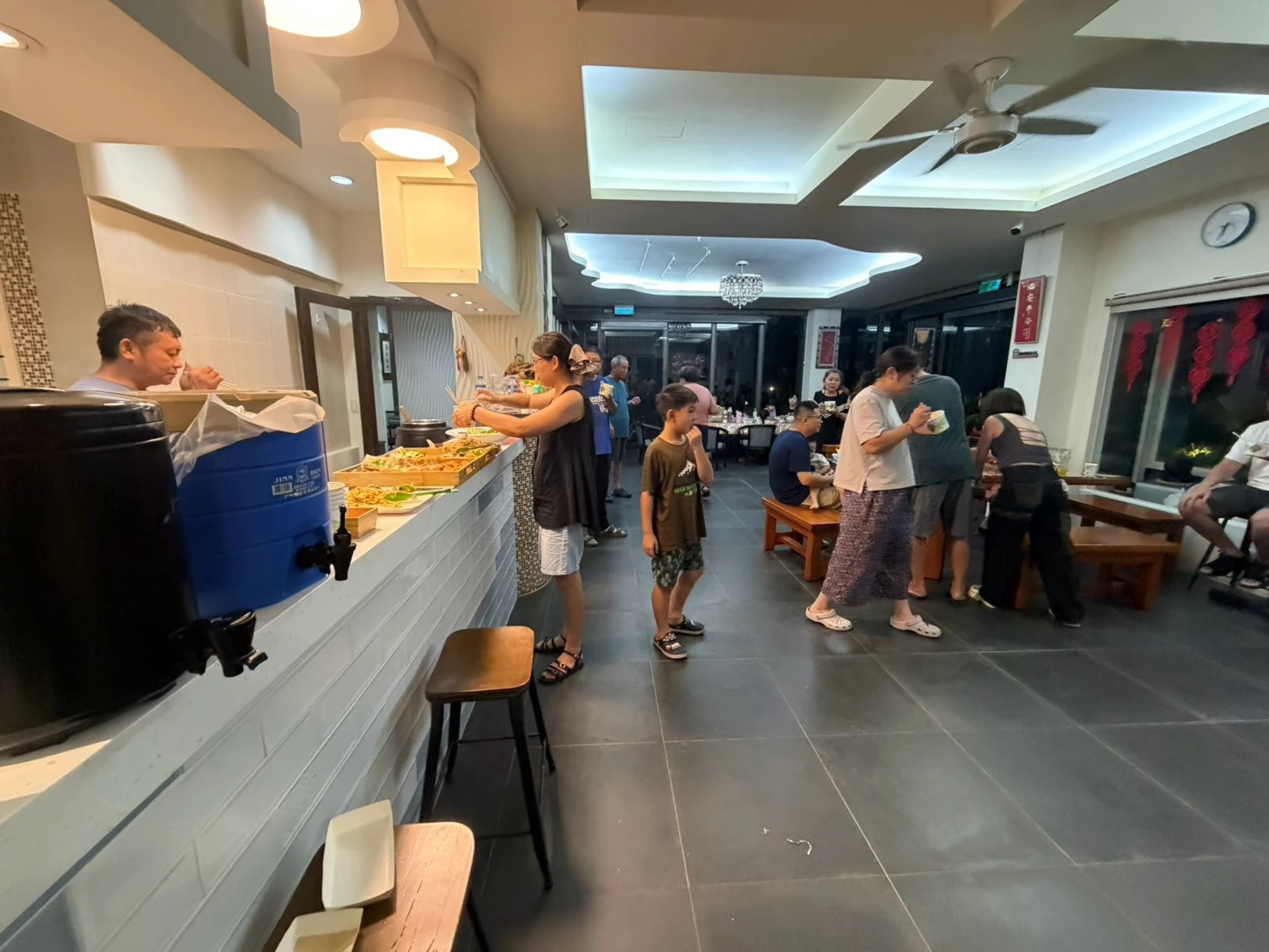 埔里水尾民宿，宛如置身國外莊園般悠閒，一群來自豐原的家庭相聚於此，留下滿滿歡笑與美好回憶。