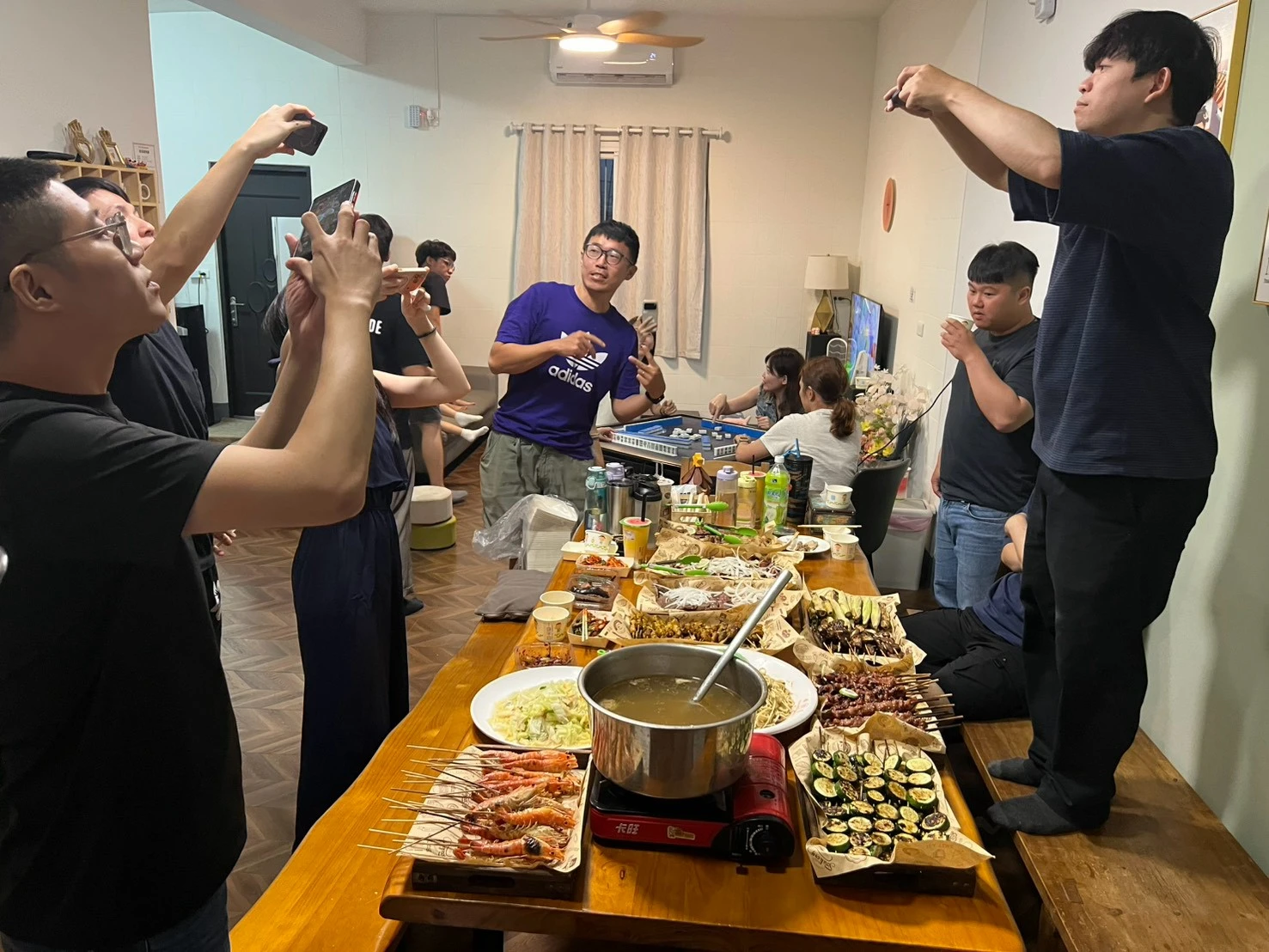 湖心庭～美食當前手機先吃