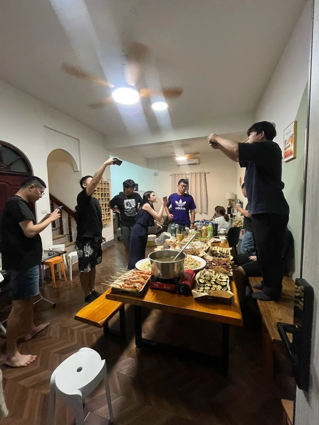 湖心庭～美食當前手機先吃