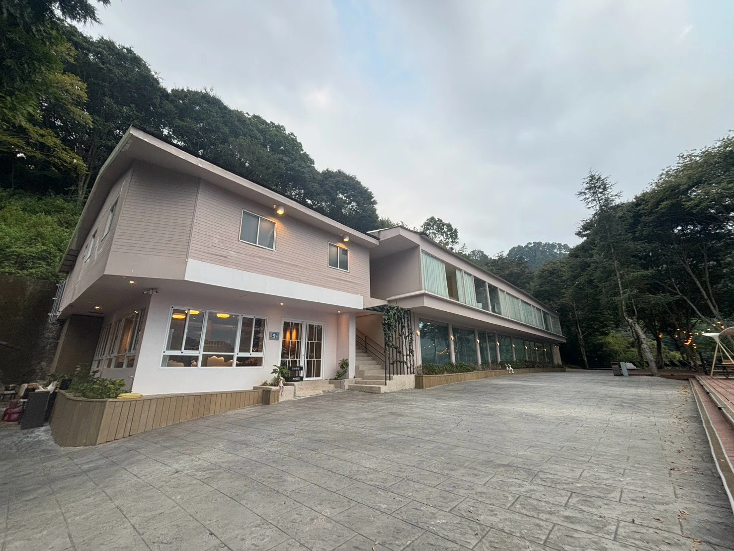 仁愛山村之旅，賞花賞月賞秋香（沒有），賞房賞景賞美食（真的有）。