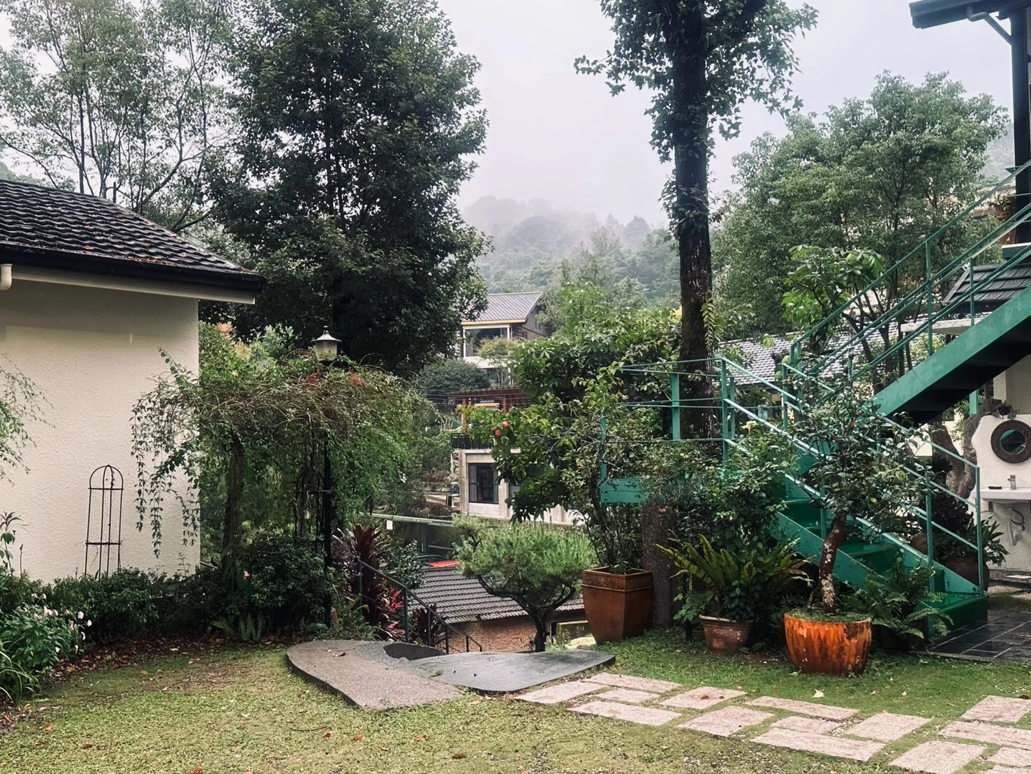 感謝豐原美髮業者的信任，聘請啤老闆再次來到三茅屋民宿辦理燒烤外燴！豬員工旅遊快樂