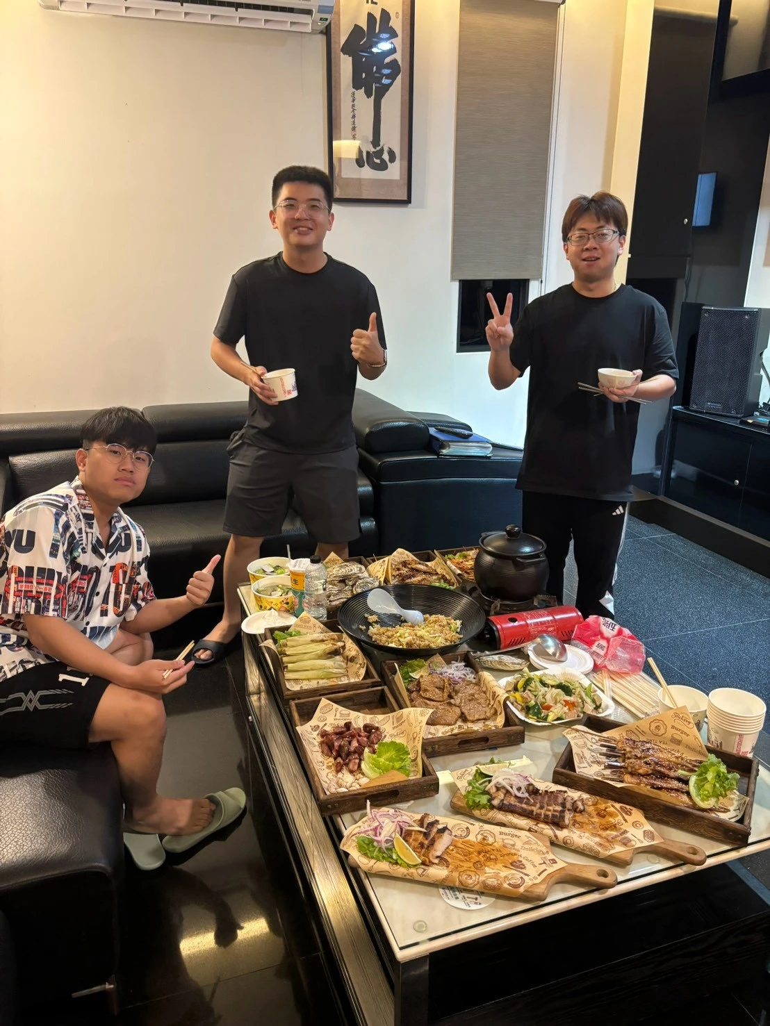 晨民宿：三五成群的好兄弟，聚在一起享受兄弟間的情誼。