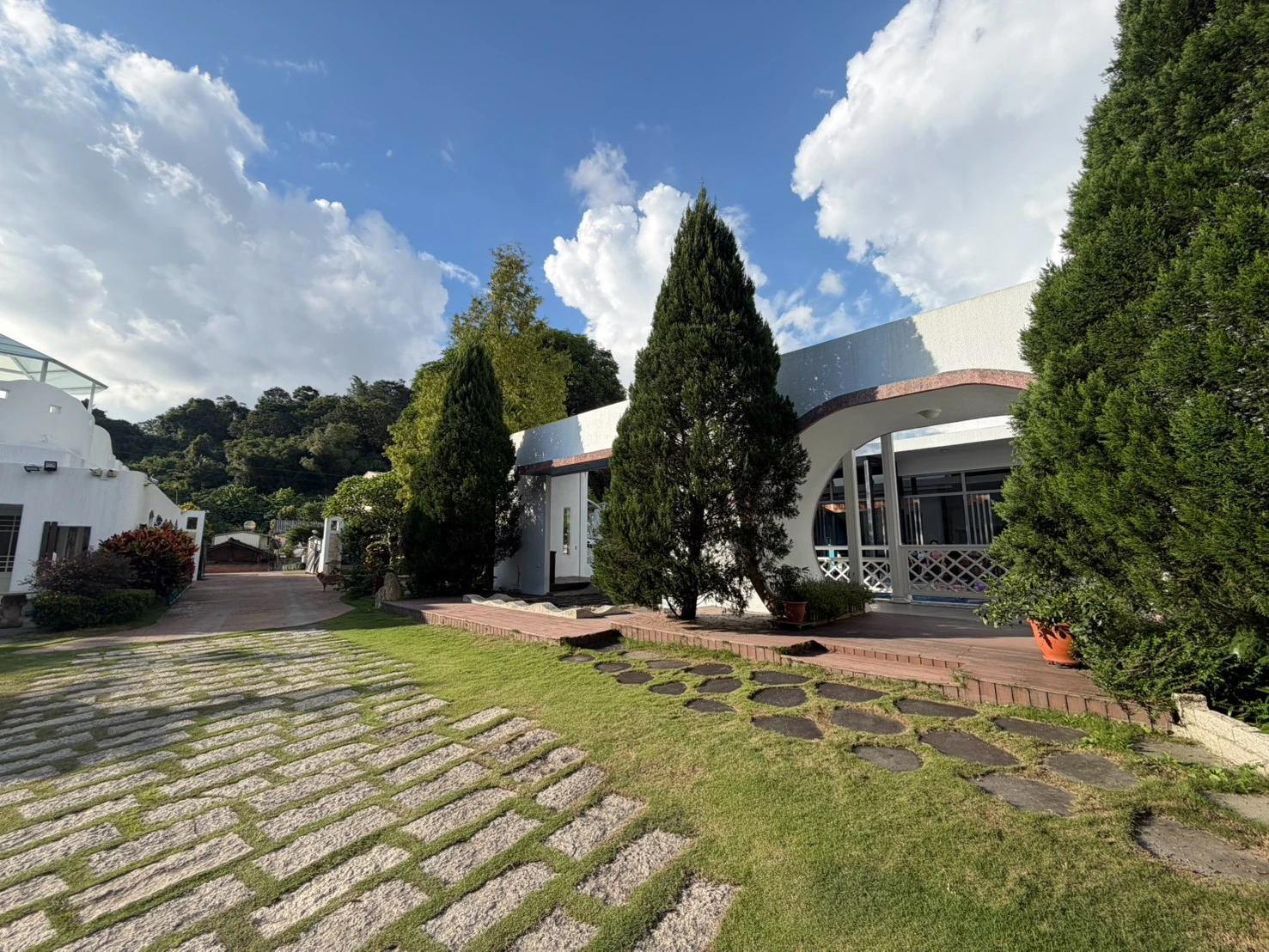埔里水尾民宿，宛如置身國外莊園般悠閒，一群來自豐原的家庭相聚於此，留下滿滿歡笑與美好回憶。