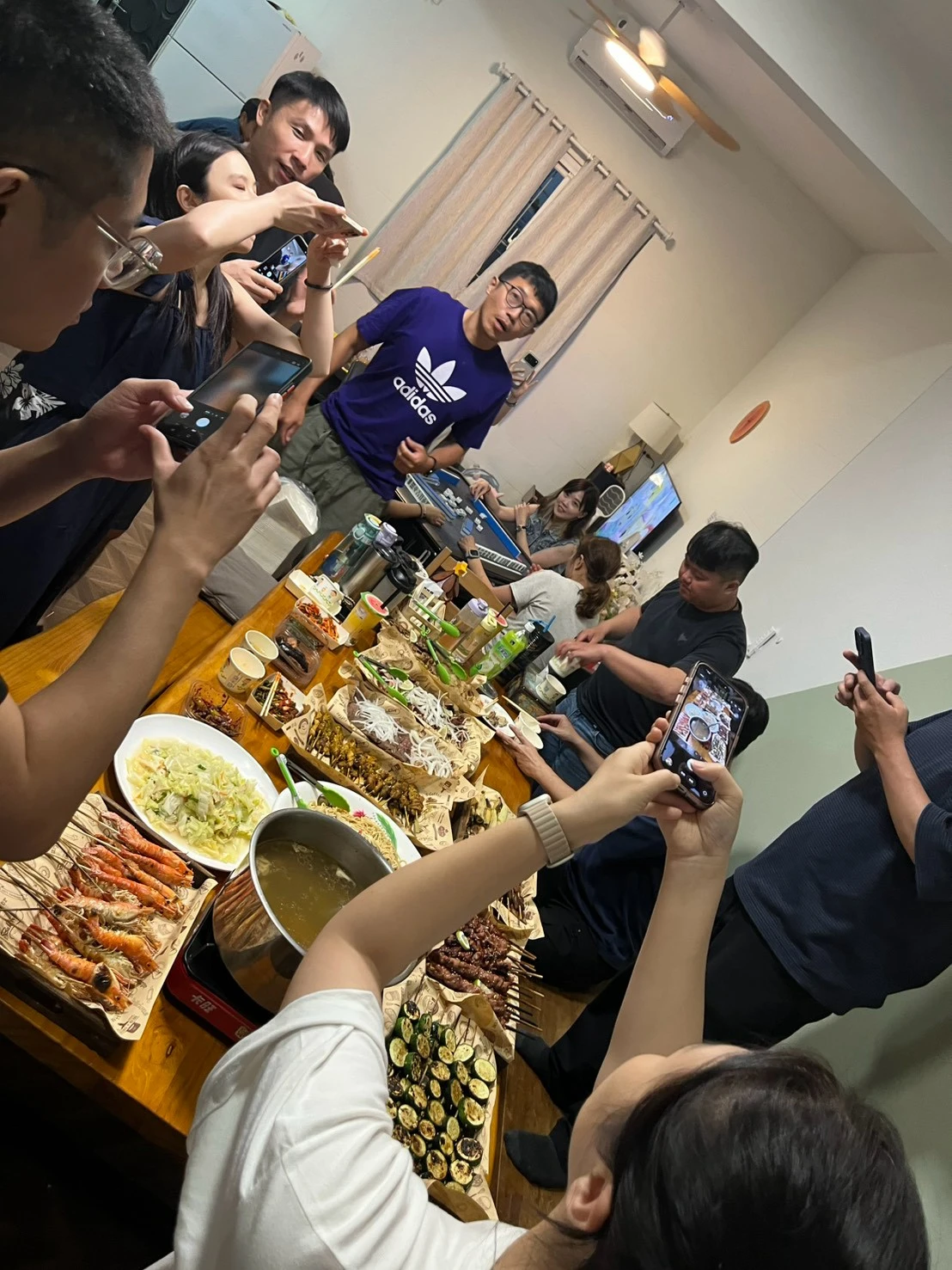 湖心庭～美食當前手機先吃