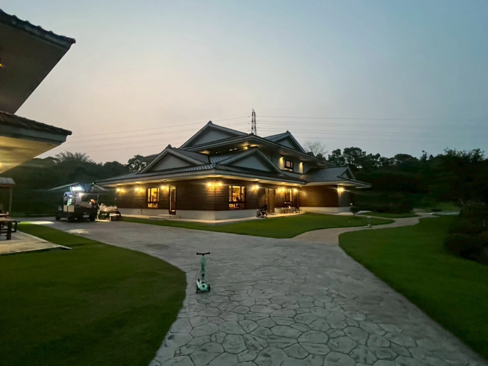 玄町本二家，日式建築風格，戶外也也有超大環境可以讓小朋友跑跑騎滑板車 別懷疑！拍起來就是超級大～