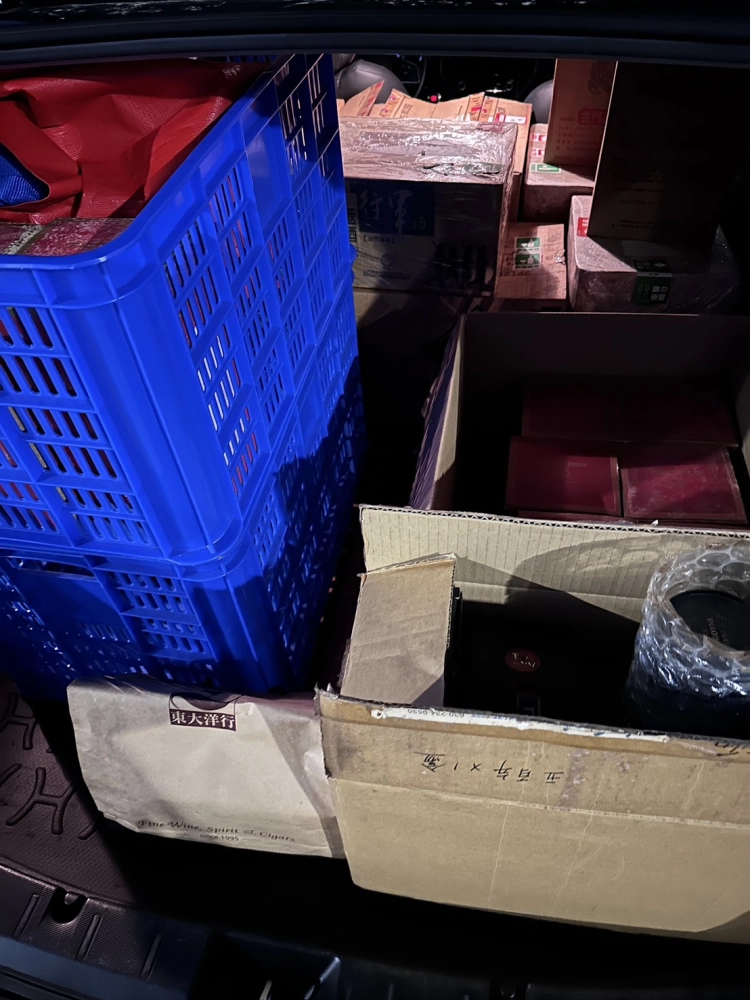 台南的大哥長年收藏全部一次出清載了三車才載完