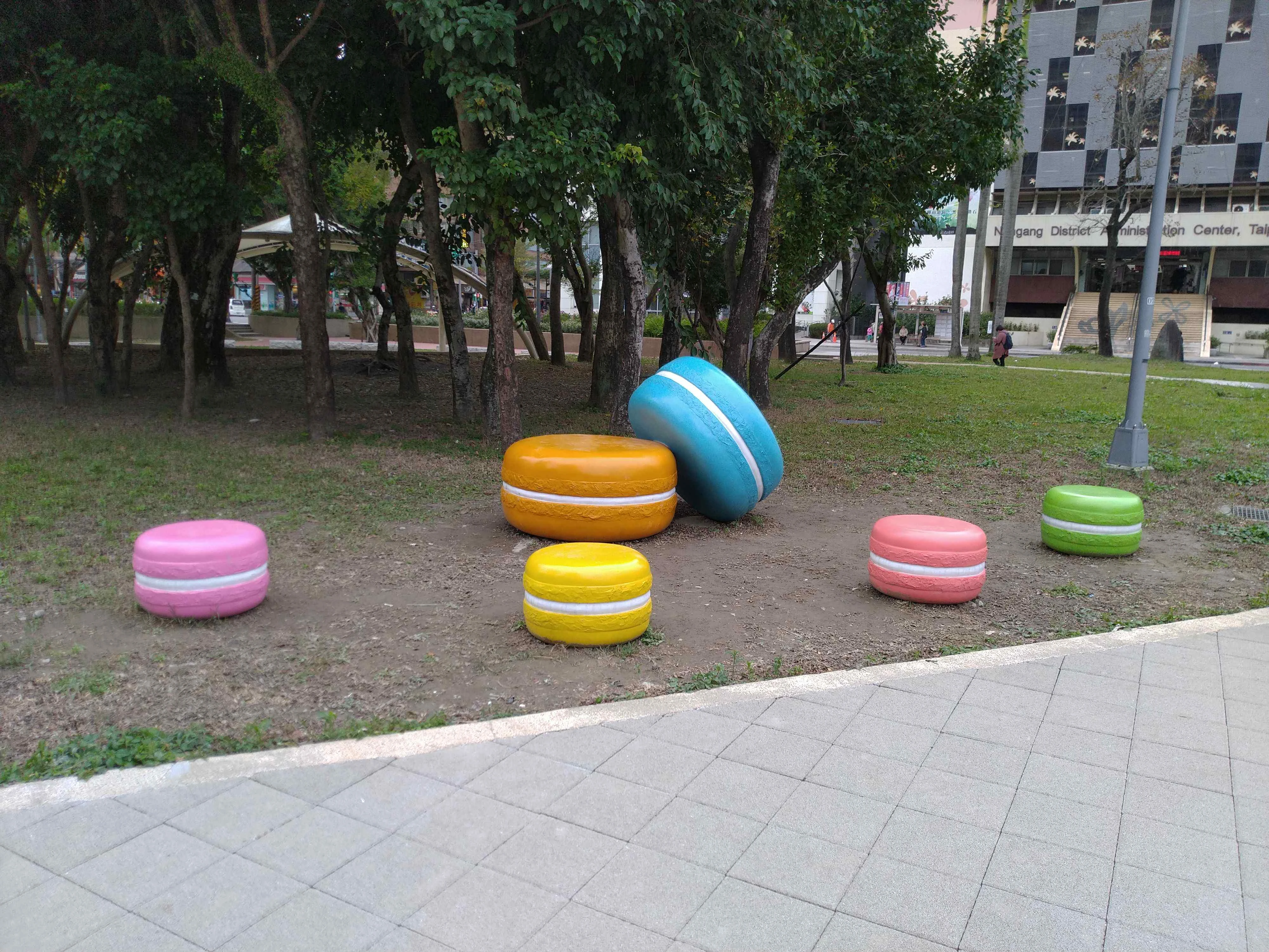 南港車站 馬卡龍造型椅