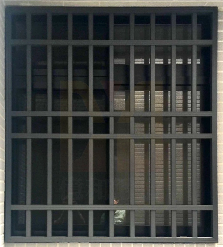 台中北屯｜不銹鋼防盜窗實機案例-本案位於台中北屯住宅外觀，安裝不銹鋼防盜窗，採直向格柵設計，結構穩固，提升居家安全。整體造型與建築立面一致，不影響採光與通風，不銹鋼材質耐候防鏽，適合住宅長期使用。