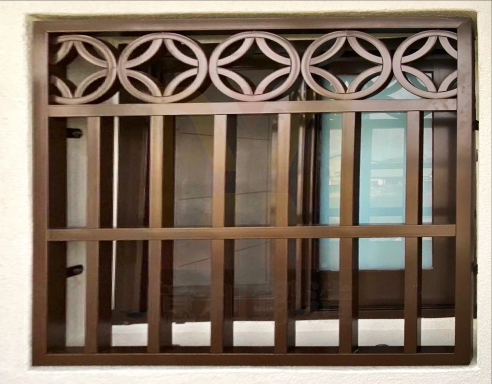 雲林斗南｜不銹鋼防盜窗實機案例-本案位於雲林斗南住宅外觀，安裝不銹鋼防盜窗，融入圓弧造型設計，使防護機能與立面裝飾兼具。整體兼顧安全、採光與通風，不銹鋼材質耐候防鏽，提升住宅外觀層次與安心感。