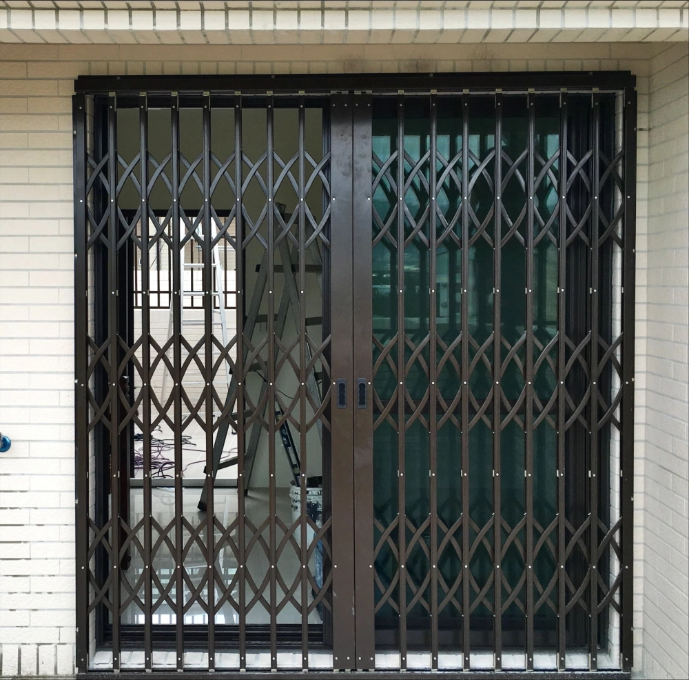 台中太平｜不銹鋼剪刀門實機案例
本案位於台中太平住宅，安裝不銹鋼剪刀門，強化出入口安全管理。門體可收合設計不佔空間，兼顧通風與採光，不銹鋼結構穩固耐用，整體與住宅外觀協調一致。