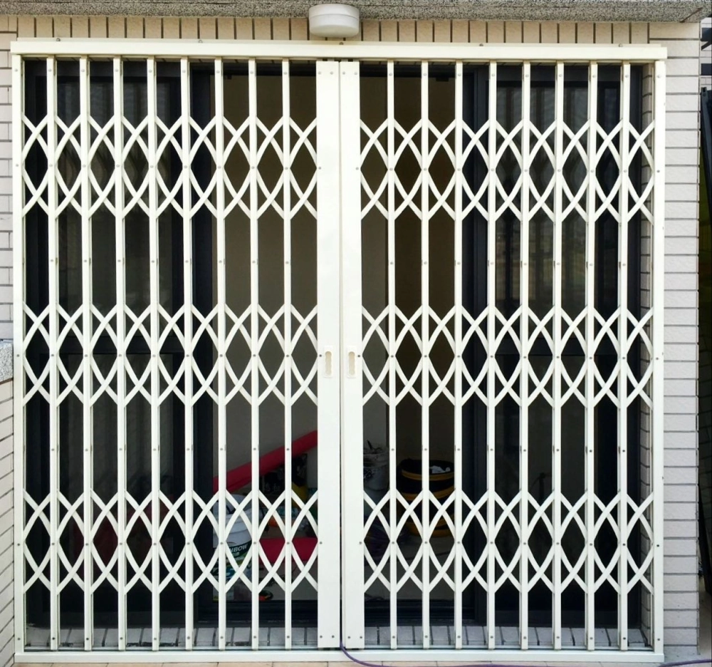 雲林台西｜不銹鋼剪刀門實機案例
本案位於雲林台西住宅入口，安裝不銹鋼剪刀門，採可收合設計，進出順暢不佔空間；門體結構穩定，兼顧防護、通風與採光，外觀簡潔耐看。