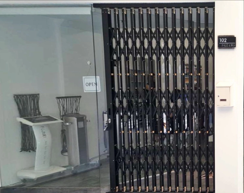 新竹東區｜美髮店不銹鋼剪刀門實機案例-本案位於新竹東區美髮店門面，安裝不銹鋼剪刀門，採可收合設計，不影響營業出入；門體結構穩定，兼顧防護與通透視覺，維持店面整潔俐落形象。