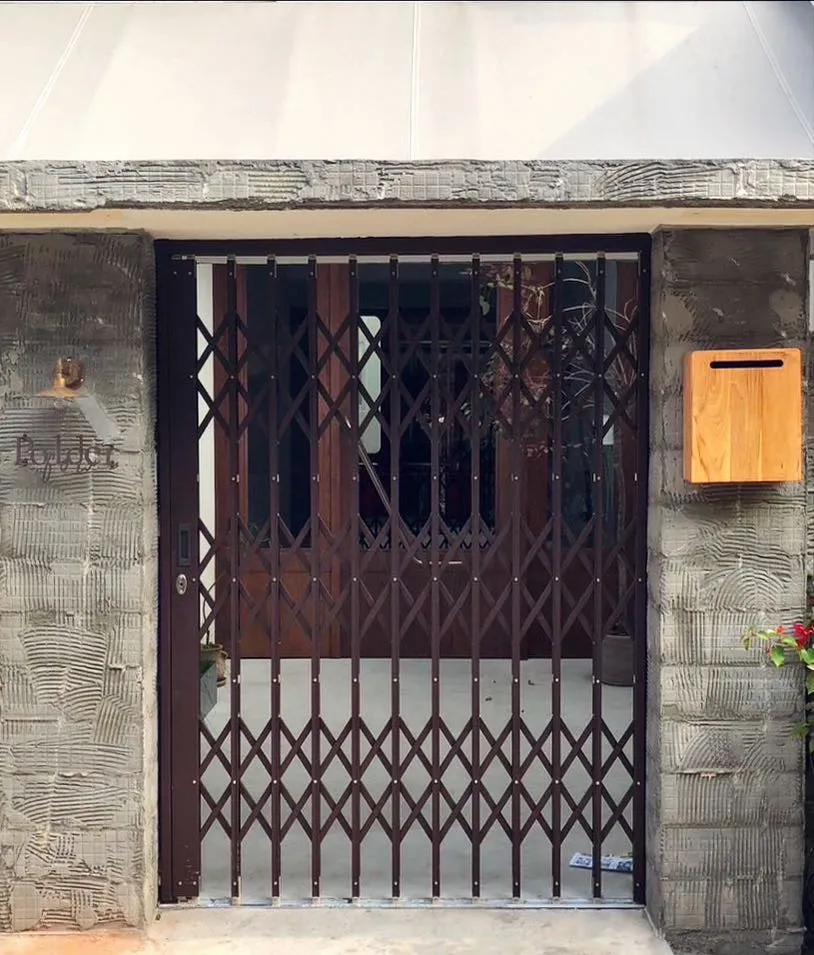 台中北屯｜住宅不銹鋼剪刀門實機案例-本案位於台中北屯住宅大門，安裝不銹鋼剪刀門，採可伸縮設計，進出靈活不佔空間；門體結構穩定，兼顧防護機能與通風視線，維持住家門面整潔有序。