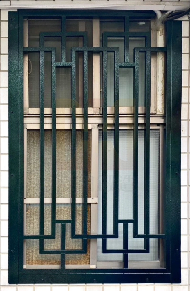 台中北屯｜不銹鋼防盜窗實機案例-本案位於台中北屯住宅，於窗戶加裝不銹鋼防盜窗，採幾何層次造型設計，兼顧防護安全與外觀美感。不銹鋼材質耐候防鏽，結構穩固，適合住宅長期使用，提升整體居家安全與質感。