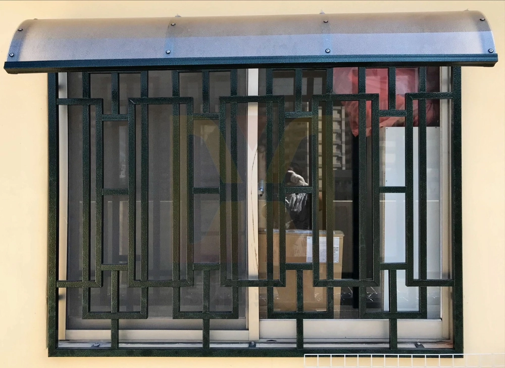 台中北屯｜不銹鋼防盜窗實機案例-本案位於台中北屯住宅窗戶，安裝不銹鋼防盜窗並加裝雨遮設計，兼顧防護與防雨需求。防盜窗結構穩固維持採光與通風，上方雨遮可減少雨水直沖，不銹鋼材質耐候防鏽，適合住宅長期使用