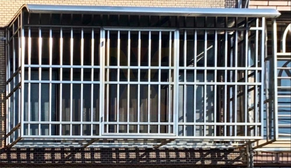 台中豐原｜不銹鋼防盜窗實機案例-本案位於台中豐原住宅外觀，施作傳統金面不銹鋼防盜窗，採凸窗設計增加平台空間，可擺放盆栽使用並規劃逃生門，兼顧居家安全與緊急應變需求。金面不銹鋼耐候防鏽，適合住宅長期使用