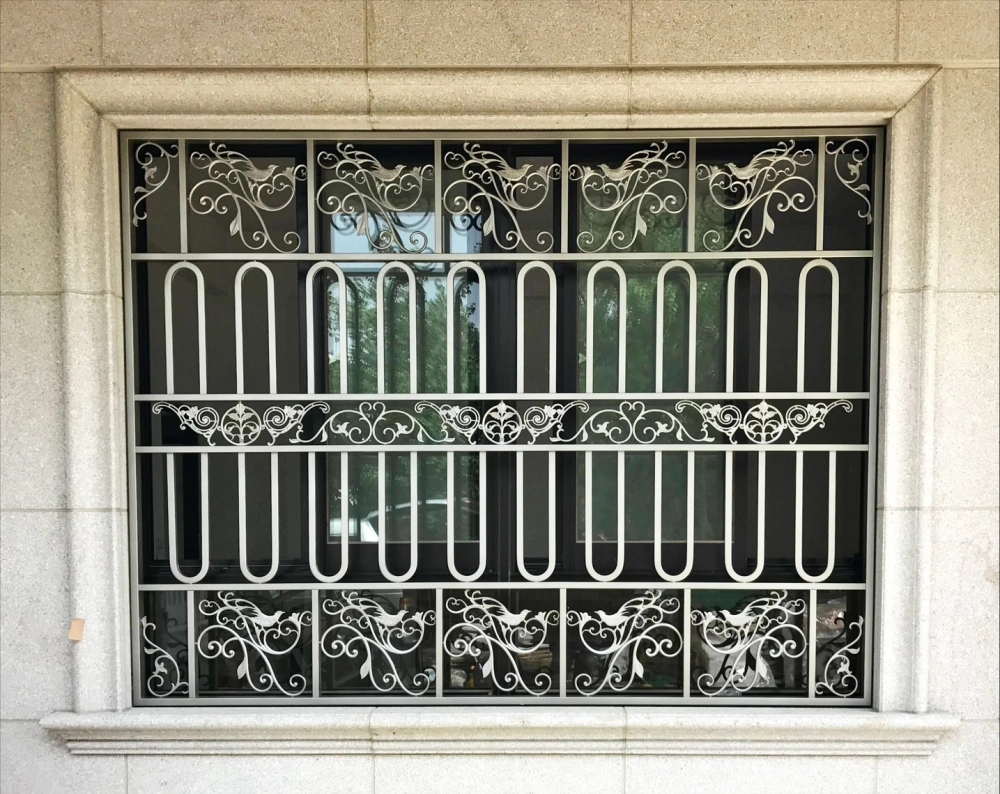 新竹竹東｜不銹鋼防盜窗實機案例-本案位於新竹竹東住宅，窗戶防護採用不銹鋼防盜窗設計，結合歐式花紋與直條結構，兼顧安全性與外觀美感。整體線條優雅不厚重，不銹鋼材質耐候防鏽，提升住宅整體質感與安心防護。