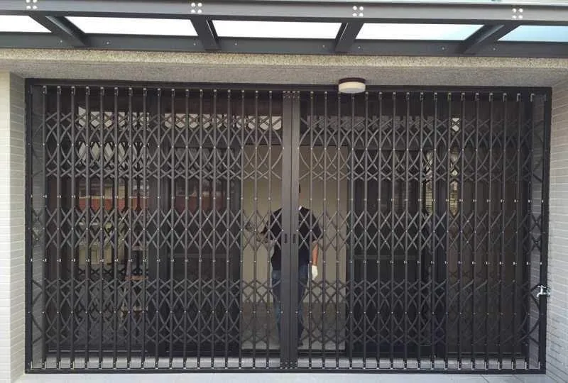 新竹東區住宅雙開不銹鋼剪刀門｜實績案例-本案位於新竹東區住宅入口，施作雙開式不銹鋼剪刀門，伸縮收合順暢，節省空間；門體結構穩定，兼顧防護、通風與視覺整齊度。