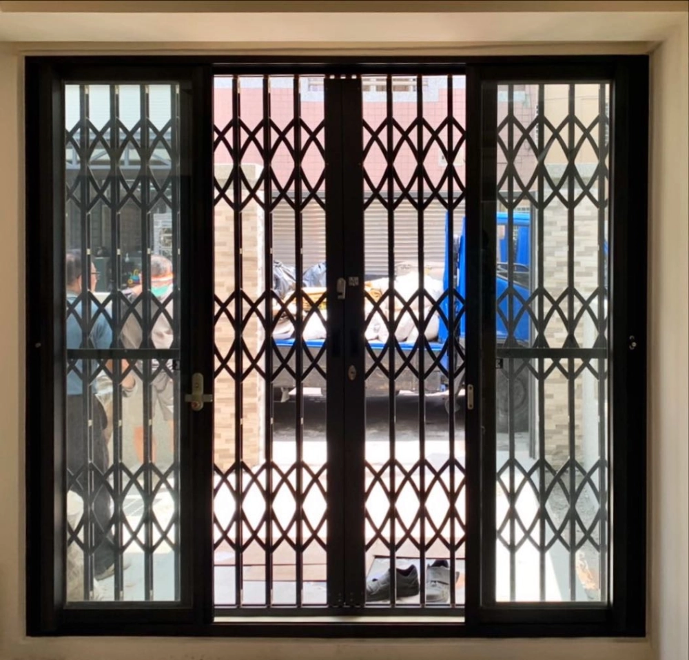 台中沙鹿｜住宅小門不銹鋼剪刀門實機案例-本案位於台中沙鹿住宅正門，安裝不銹鋼剪刀門，採雙扇配置，開闔靈活；門體線條俐落，兼顧防護機能與室內採光，維持住家出入口整潔有序。