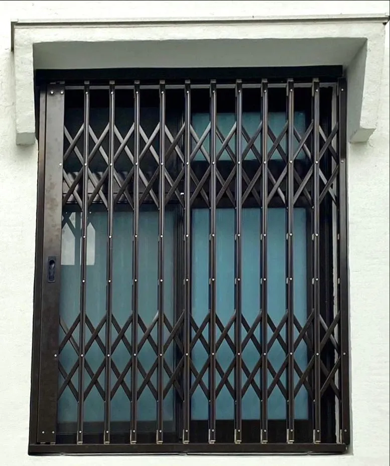 新竹寶山｜住宅窗戶不銹鋼剪刀窗實績案例-本案位於新竹寶山住宅窗戶，安裝不銹鋼剪刀窗，伸縮結構靈活，收合不占空間；門體線條整齊，兼顧防護、安全與通風採光需求。