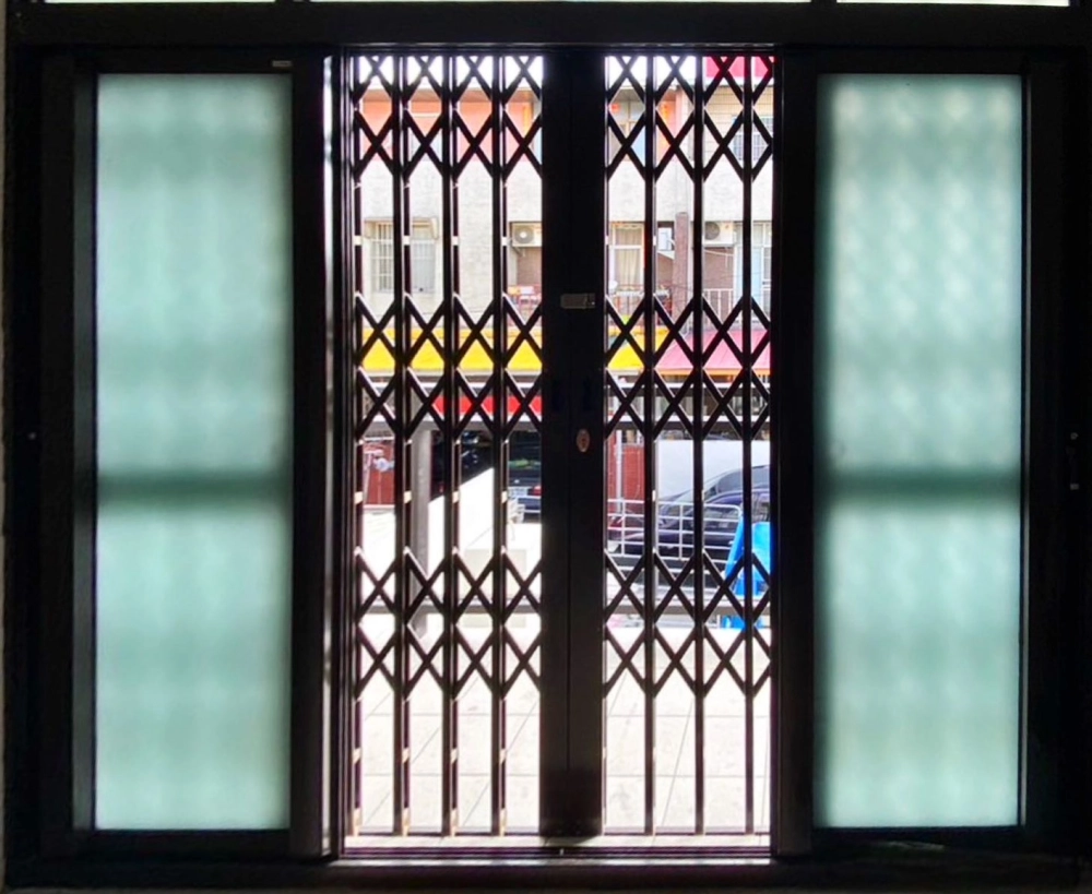 雲林台西｜臥室陽台不銹鋼剪刀門實績案例-本案位於雲林台西臥室陽台，安裝不銹鋼剪刀門，結合玻璃側窗設計，兼顧防護、採光與通風，門體收合順暢，維持室內明亮與生活隱私。