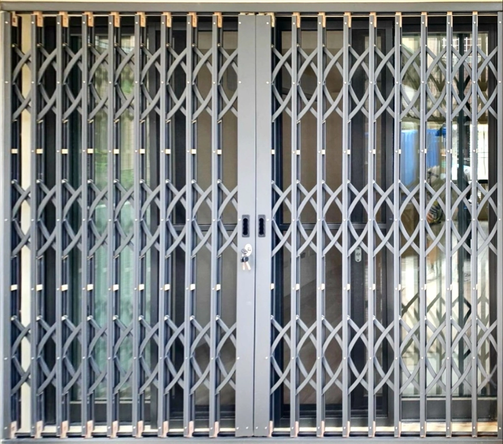 台中大雅｜頂樓神明廳不銹鋼剪刀門實績案例-本案位於台中大雅頂樓神明廳，安裝不銹鋼剪刀門，線條對稱穩重，兼顧安全防護與通風採光，維持空間莊嚴整潔，符合宗教使用需求。