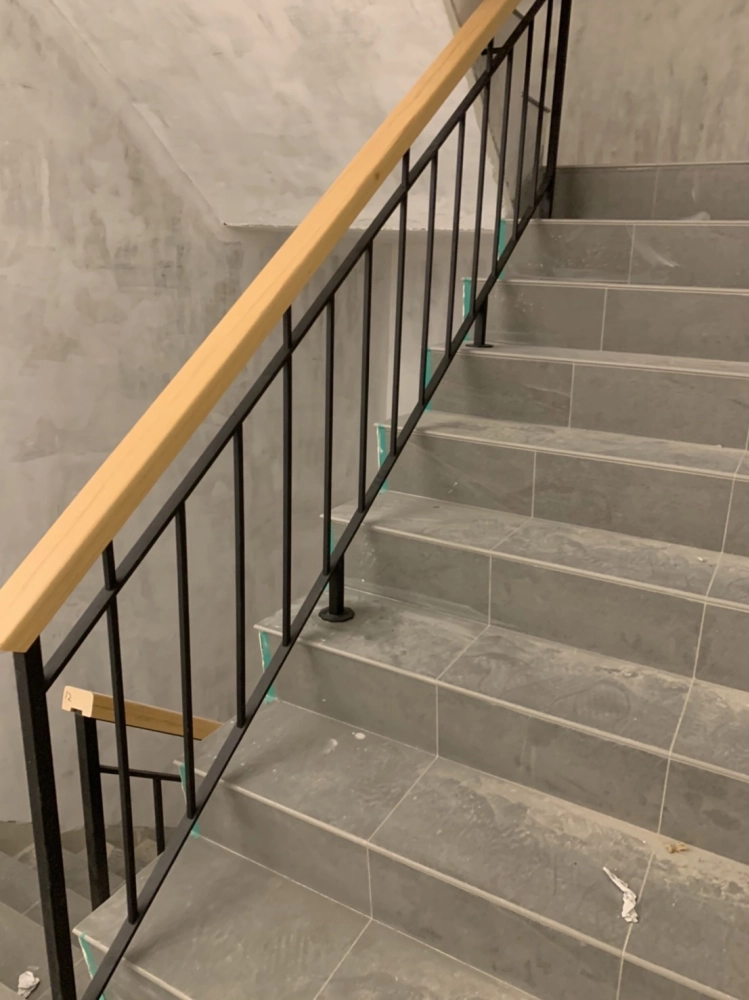 新竹竹北｜住宅不銹鋼樓梯扶手工程-本案位於新竹竹北住宅樓梯空間，採用黑色不銹鋼結構搭配實木扶手，線條簡約俐落，兼顧行走安全與居家溫潤質感。