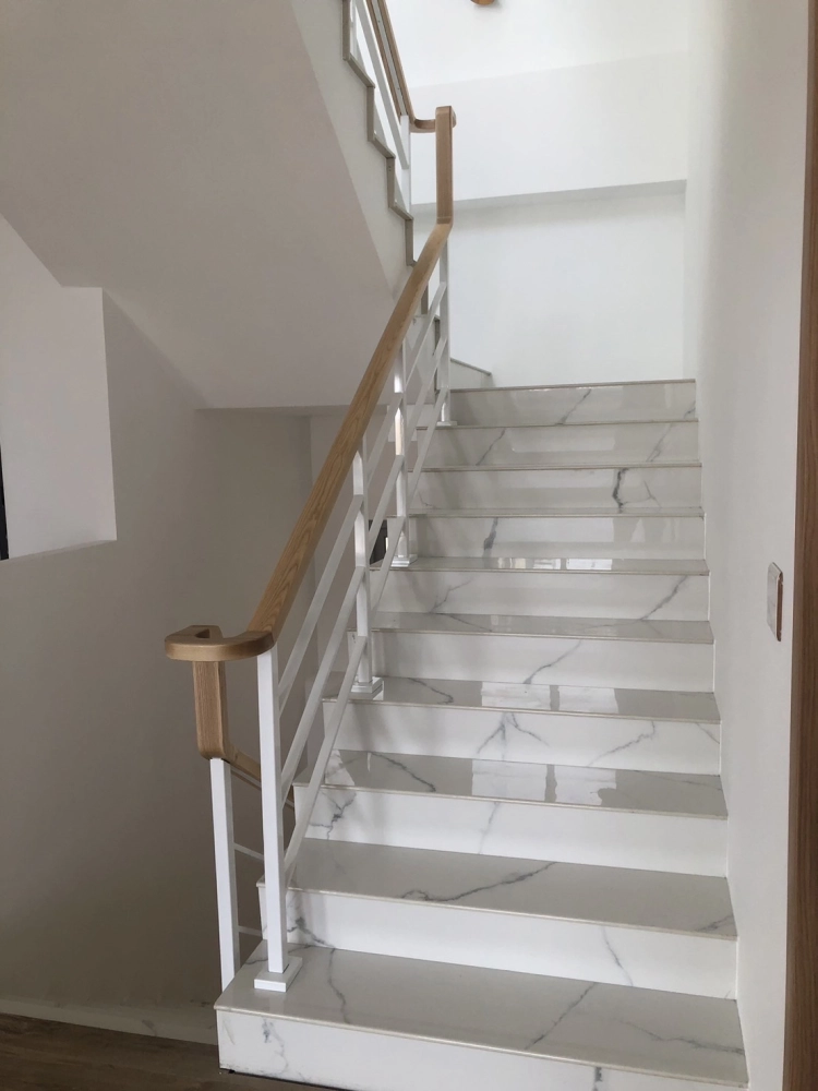 台中梧棲｜高級住宅不銹鋼樓梯扶手工程-本案位於台中梧棲自建豪宅，樓梯採用不銹鋼結構搭配實木扶手，線條俐落、手感溫潤，兼顧安全防護與高端住宅質感。