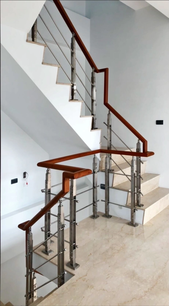 台中北屯｜白鐵造型不銹鋼樓梯扶手-本案位於台中北屯，採白鐵造型不銹鋼樓梯扶手，搭配實木扶手與多段轉折設計，結構穩固、線條俐落，兼顧安全性與住宅空間的設計質感。