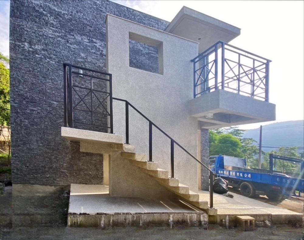 苗栗獅潭｜室外不銹鋼樓梯扶手-本案位於苗栗獅潭，室外樓梯採不銹鋼欄杆設計，線條簡潔耐候性佳，穩固安全，與建築立面風格自然融合。
