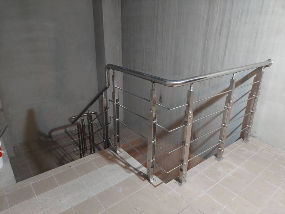 新竹竹北｜頂樓不銹鋼樓梯扶手（圓弧手把）-本案位於新竹竹北，頂樓樓梯採不銹鋼欄杆設計，把手使用不銹鋼圓弧手把，結構穩固、耐候耐用，線條簡約俐落，提升空間安全與質感。